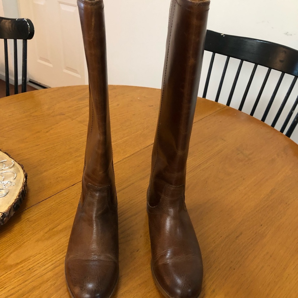 Frye and Co. Size 6. Brown.
